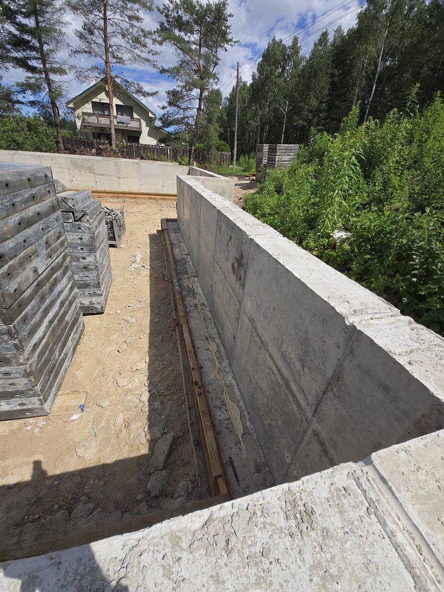 Monolītās pamatu sienas pēc veidņu demontāžas